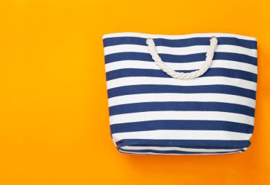 Renkli arka planda mavi plaj çantası, üst manzara