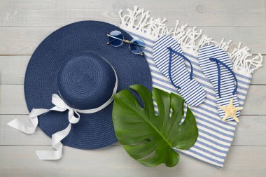 Ahşap arka planda mavi plaj aksesuarları, üst manzara. Düz yatıyordu