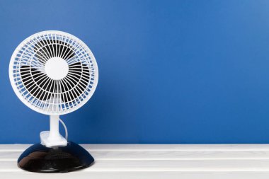 Tahta arka planda elektrikli fan