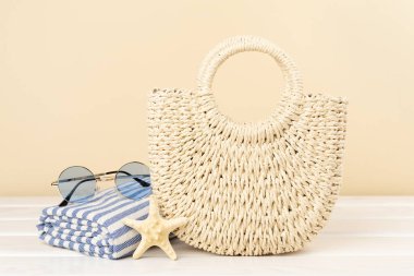 Yazlık aksesuarlarla dolu bir plaj çantası.