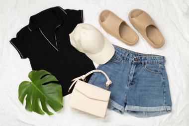 Renkli arka plan, üst görünüm üzerine günlük yaz kıyafetleri ile düz yatıyordu