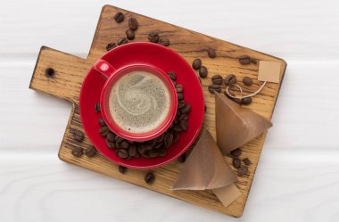 Tahta zemin üzerinde piramit kullanılarak yapılmış bir fincan kahve.