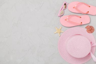 Somut arka planda pembe yaz kıyafetiyle yatıyordu. Tatil kavramı