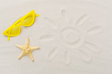 Kum arka planda şık güneş gözlükleri, üst görünüm