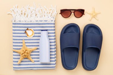 Yazlık aksesuarlı plaj havlusu. Renkli arka plan, üst manzara.