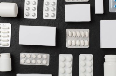 Su toplamada, kutularda ve beton arka planda farklı haplar var.