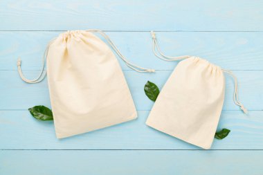 Ahşap zemin üzerinde küçük eko çuvallar, üst görünüm