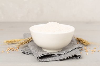 Beton arka planda hecelenen un ile kase