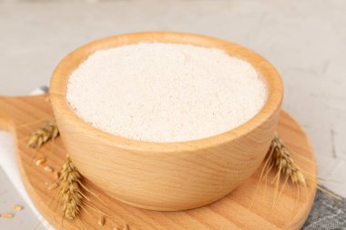 Beton arka planda hecelenen un ile kase