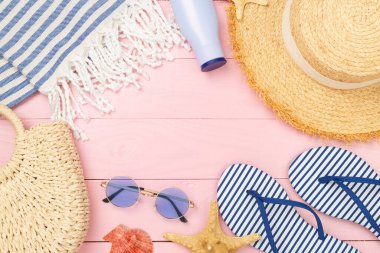 Ahşap arka planda mavi plaj aksesuarları, üst manzara. Metin için alanı kopyala