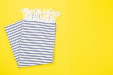 Katlanmış mavi plaj havlusu. Renkli arka plan, üst manzara.