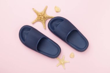 Renkli arka planda mavi sandaletler, üst görünüm