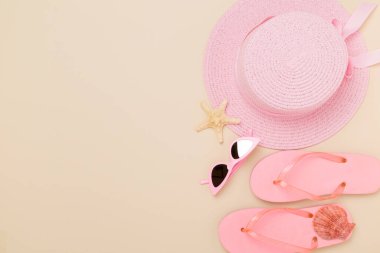 Renkli arka planda pembe yaz kıyafetiyle yatıyordu. Tatil kavramı