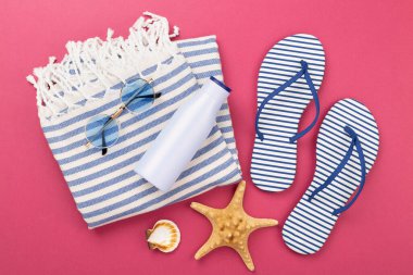 Yazlık aksesuarlı plaj havlusu. Renkli arka plan, üst manzara.
