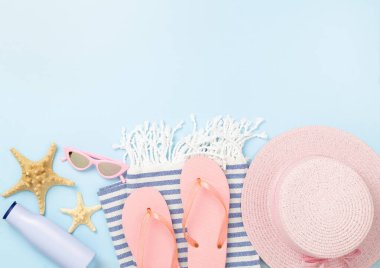 Renkli arka planda mavi plaj aksesuarları, üst manzara. Metin için alanı kopyala