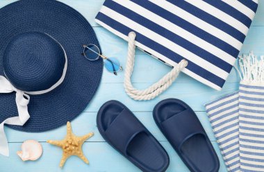 Ahşap arka planda mavi plaj aksesuarları, üst manzara. Düz yatıyordu