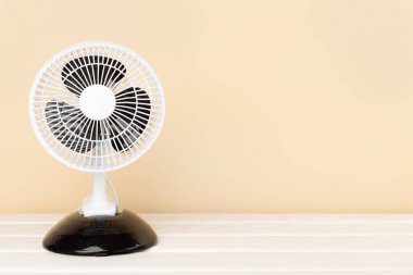 Tahta arka planda elektrikli fan