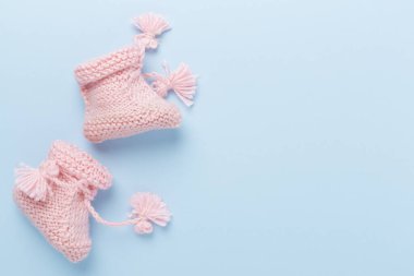 Bekliyorum bebek partisi. Mavi yeni doğmuş ayakkabılar