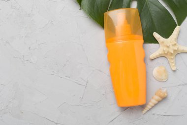 Beton zemin üzerinde yaz dekoru olan güneş kremi, üst görünüm