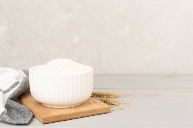 Beton arka planda hecelenen un ile kase