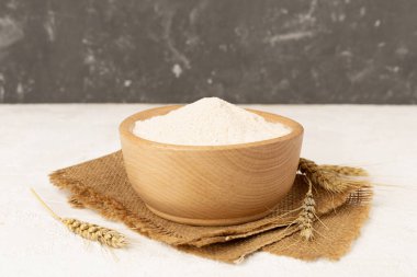 Beton arka planda hecelenen un ile kase