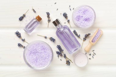 Ahşap arka planda lavanta kaplıcası, üst görünüm