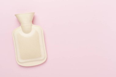 Kauçuk su ısıtıcı torba renk arkaplan üzerinde