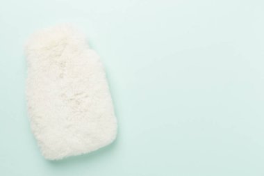 Renkli arka planda kabarık su ısıtıcı çantası