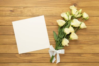 Ahşap arka planda Eustoma çiçekleri olan güzel bir buket.