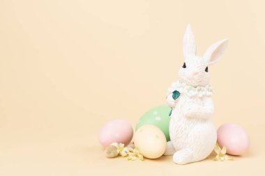 Renkli yumurtaları olan Paskalya tavşanı