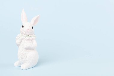 Renkli beyaz paskalya tavşanı