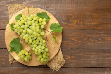 Ahşap zemin üzerinde taze yeşil üzüm, üst görünüm