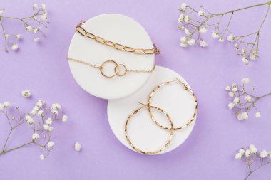 Renkli arka planda süslemesi olan zarif altın mücevherler, üst görünüm