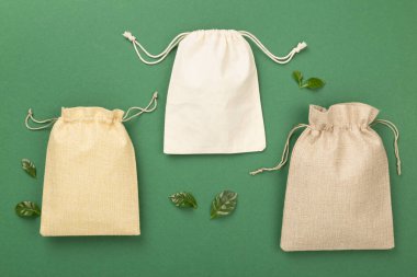 Renk arkaplan üzerinde küçük eko çuvalları, üst görünüm