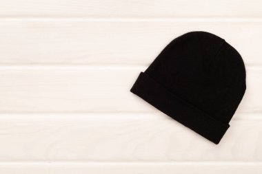 Ahşap arka planda şık bir bere, üst manzara.