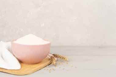 Beton arka planda hecelenen un ile kase