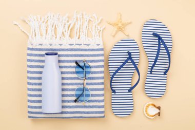 Yazlık aksesuarlı plaj havlusu. Renkli arka plan, üst manzara.