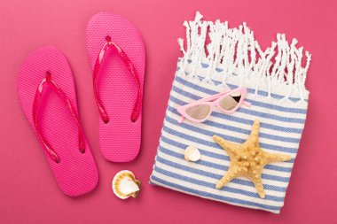 Yazlık aksesuarlı plaj havlusu. Renkli arka plan, üst manzara.