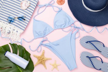 Sahildeki aksesuarlı mavi bikini. Arka planda, üst tarafta.