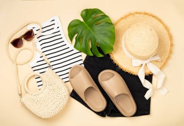 Renkli arka plan, üst görünüm üzerine günlük yaz kıyafetleri ile düz yatıyordu