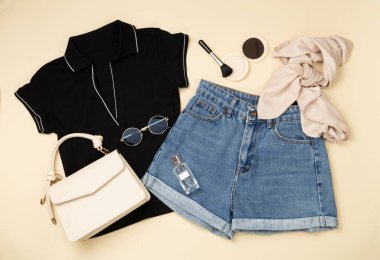 Renkli arka plan, üst görünüm üzerine günlük yaz kıyafetleri ile düz yatıyordu