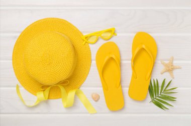 Tahta arka planda sarı yazlık kıyafetlerle yatıyordu. Tatil kavramı