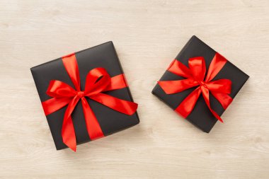 Ahşap arka planda siyah hediye kutuları, üst manzara. Kara Cuma konsepti