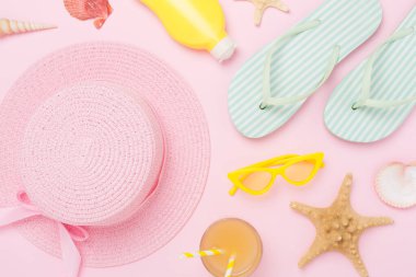 Renkli plaj aksesuarları olan düz bir yer. Tatil kavramı