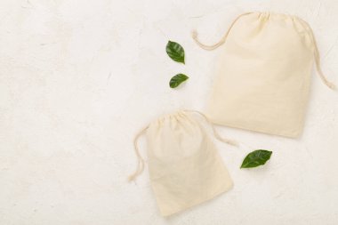 Beton zemin üzerinde küçük bir eko çuval, üst görünüm