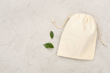 Beton zemin üzerinde küçük bir eko çuval, üst görünüm