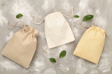 Beton zemin üzerinde küçük bir eko çuval, üst görünüm