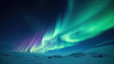 Nefes kesici Aurora Borealis 'e tanık olun. Gece gökyüzünde dans eden büyüleyici yeşil ve mor ışıklar. Bu çarpıcı görüntü Kuzey Işıkları 'nın görkemli güzelliğini yansıtıyor, el değmemiş bir doğa olayının büyüleyici bir doğa olayı.