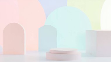 Pastel geometrik şekillerin temiz, modern üç boyutlu canlandırması minimalist ürün görüntüleme sahnesi yaratıyor. Vitrin ürünleri, markalaşma veya pazarlama malzemeleri için idealdir. Yumuşak, açık renkler ve basit bir tasarım çeşitli uygulamalar için çok yönlü bir arkaplan sağlar