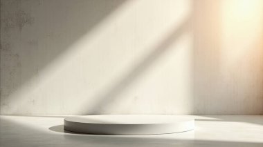 Basit, desenli beton bir duvara karşı güneş ışığıyla yıkanmış yuvarlak beyaz bir platform içeren temiz, minimalist ürün tasarımı. Ürünlerinizi modern ve markalı bir sunumda sergilemek için mükemmel. Reklam ve e-ticaret için ideal. Hig.